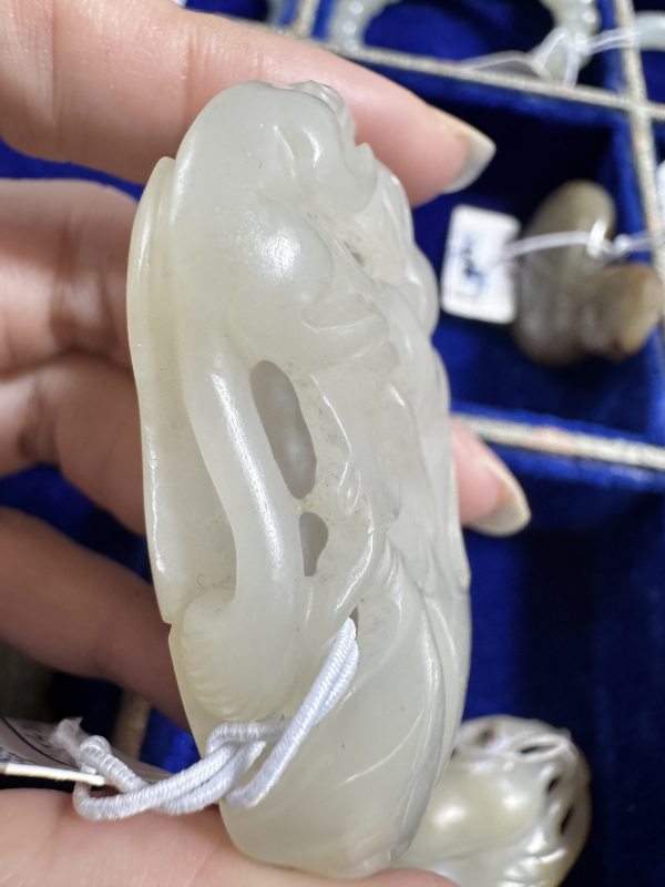 清 玉镂雕松鼠葡萄坠 - 图7