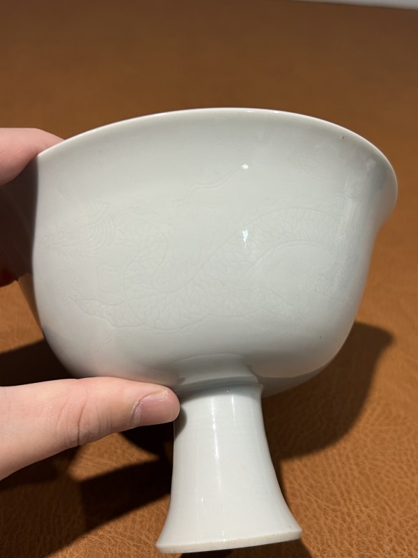 清康熙 白釉暗刻龙纹高足碗 - 图5