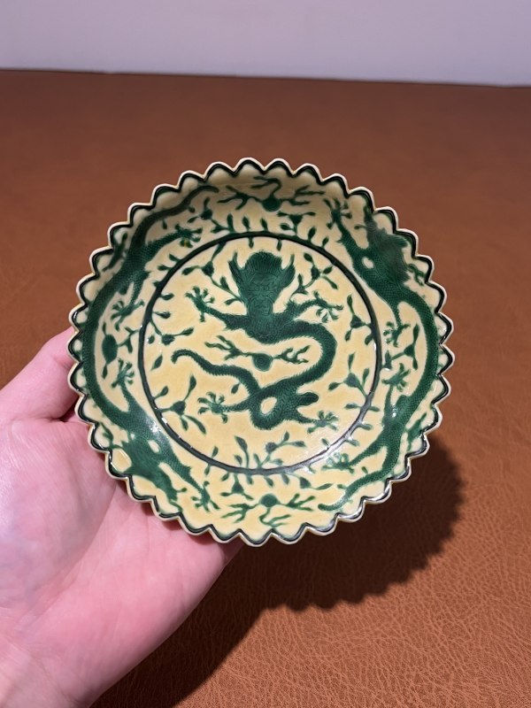 清嘉庆 黄地绿龙纹花口盘 - 图2