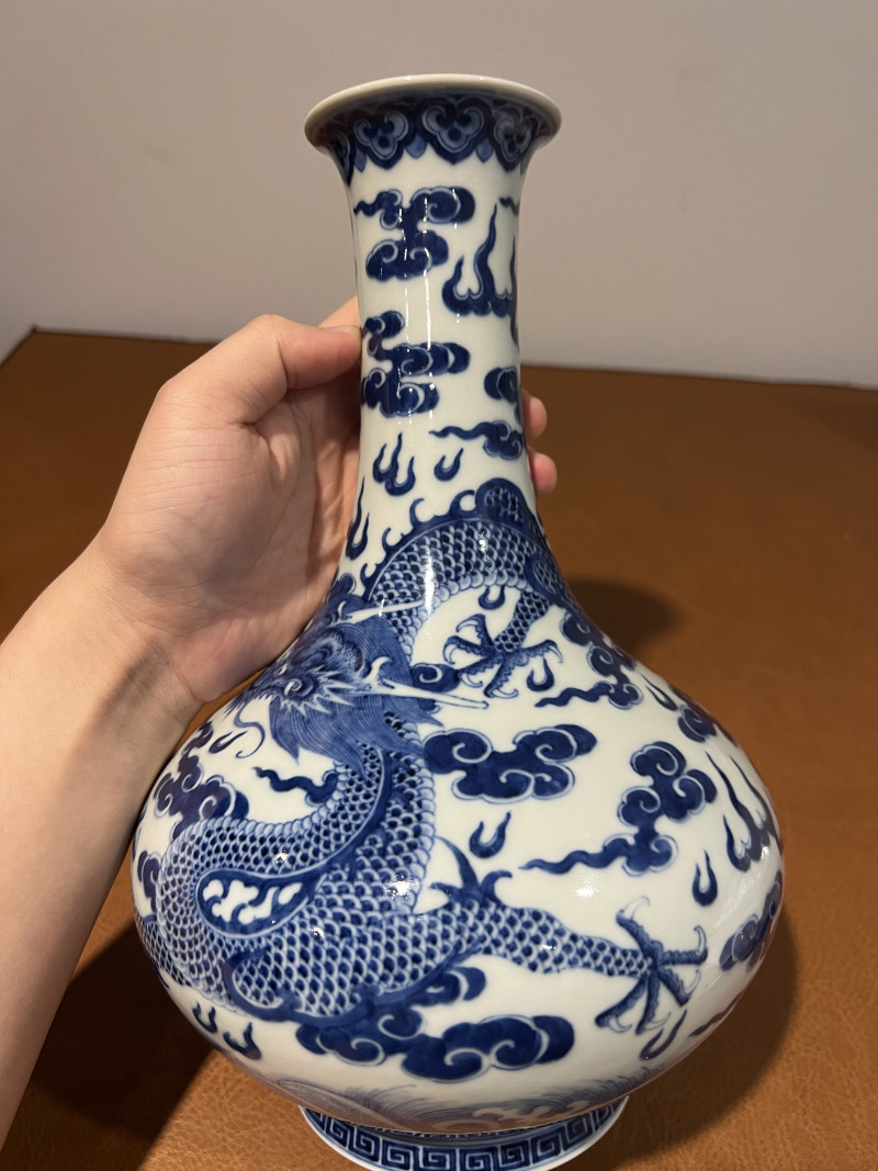 清嘉庆 青花云龙纹撇口瓶 - 图10