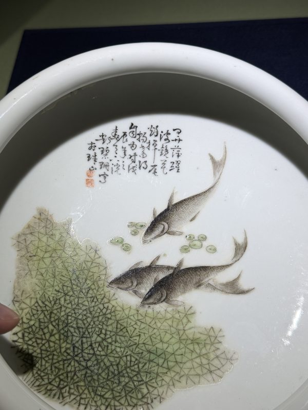 1928年 作邓碧珊粉彩鱼藻图大笔洗 - 图3