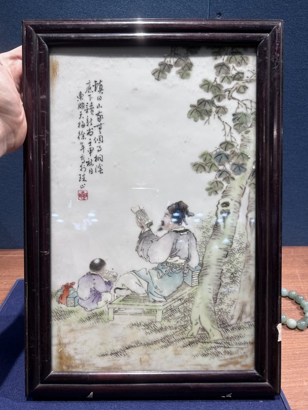 1932年作 徐天梅粉彩桐荫读书图瓷板 - 图2