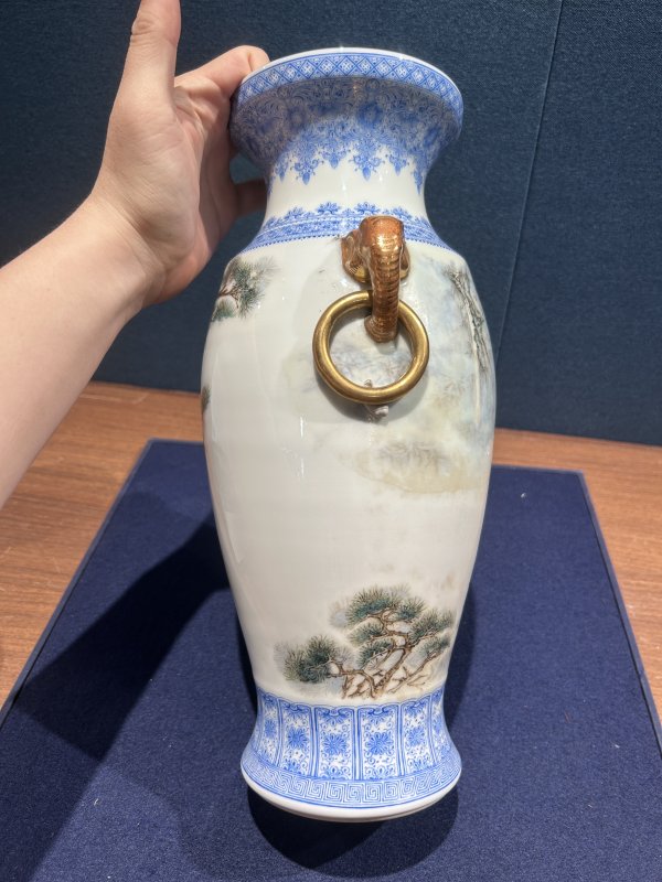 1960年作 徐天梅粉彩虎震山岗图象耳瓶 - 图5