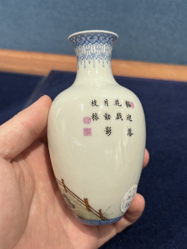 民国 珐琅彩猫迎落花薄胎瓶 - 图5