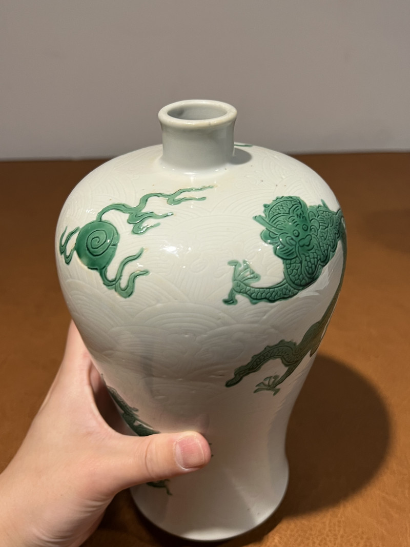 清康熙 白釉绿彩暗刻海水龙纹梅瓶 - 图5