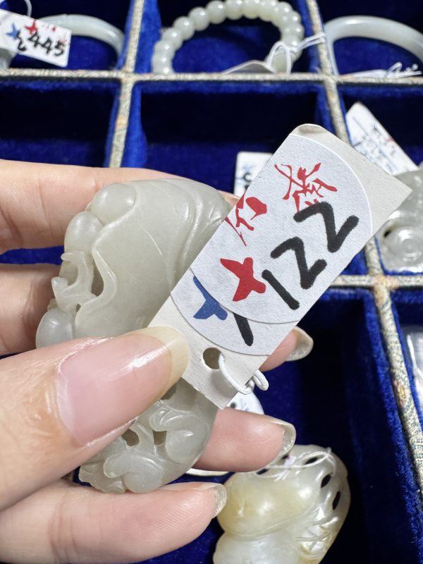 清 玉镂雕松鼠葡萄坠 - 图2