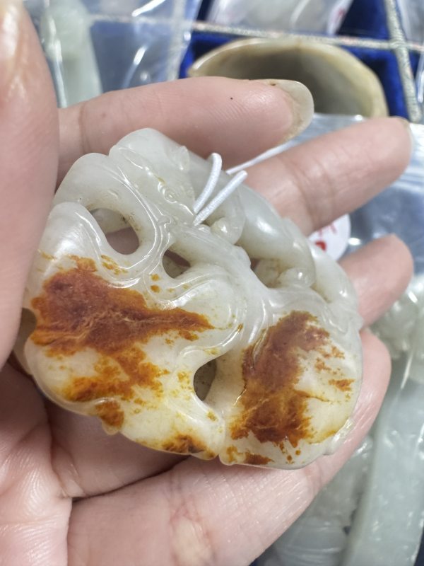 清 玉松鼠葡萄坠 - 图5
