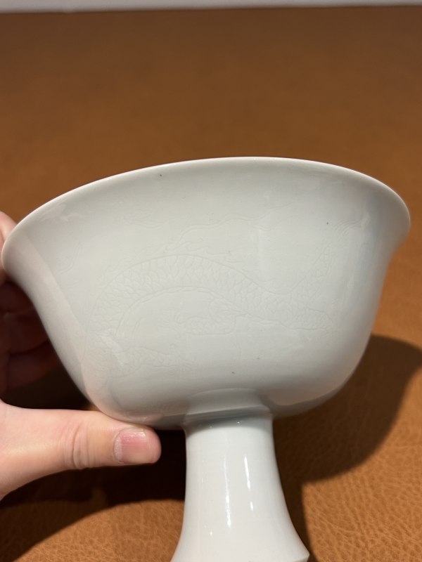 清康熙 白釉暗刻龙纹高足碗 - 图6