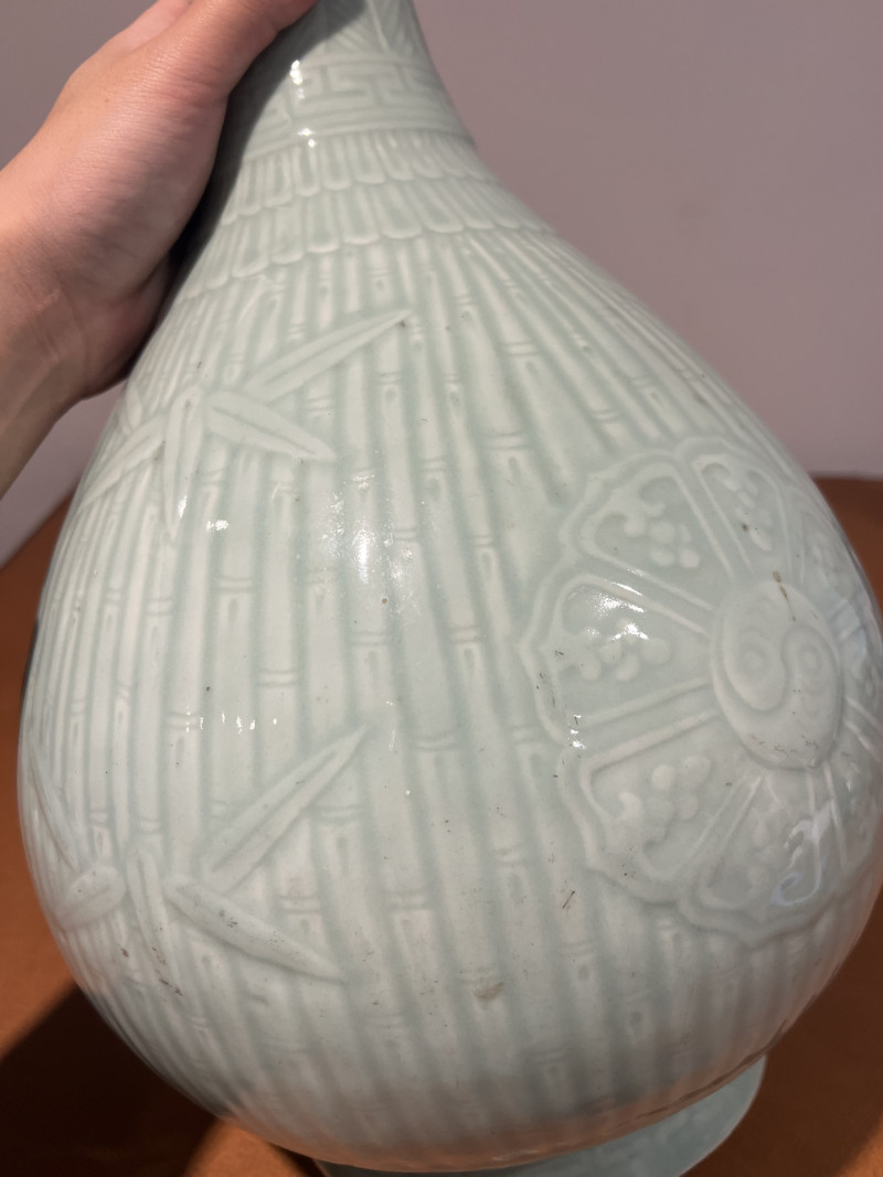 清乾隆 粉青釉暗刻竹节八卦纹胆瓶 - 图7