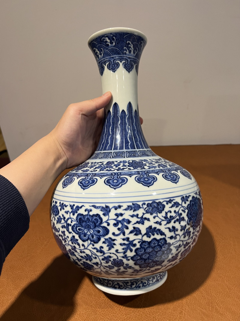 清乾隆 青花缠枝莲纹赏瓶 - 图2