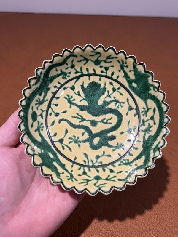 清嘉庆 黄地绿龙纹花口盘 - 图3