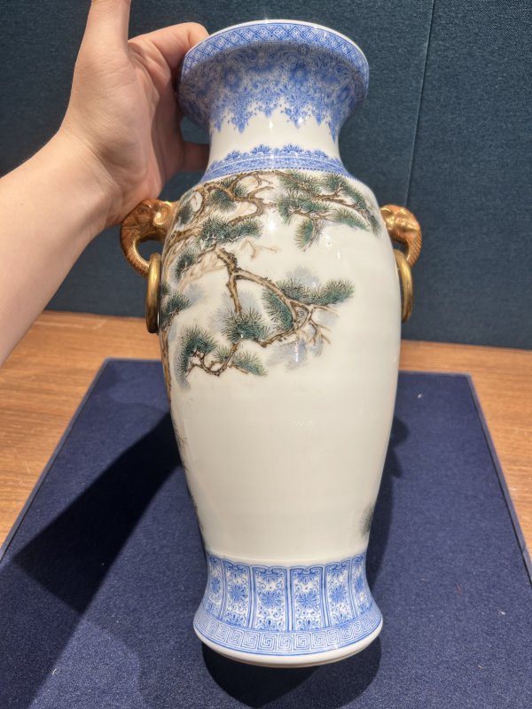1960年作 徐天梅粉彩虎震山岗图象耳瓶 - 图6