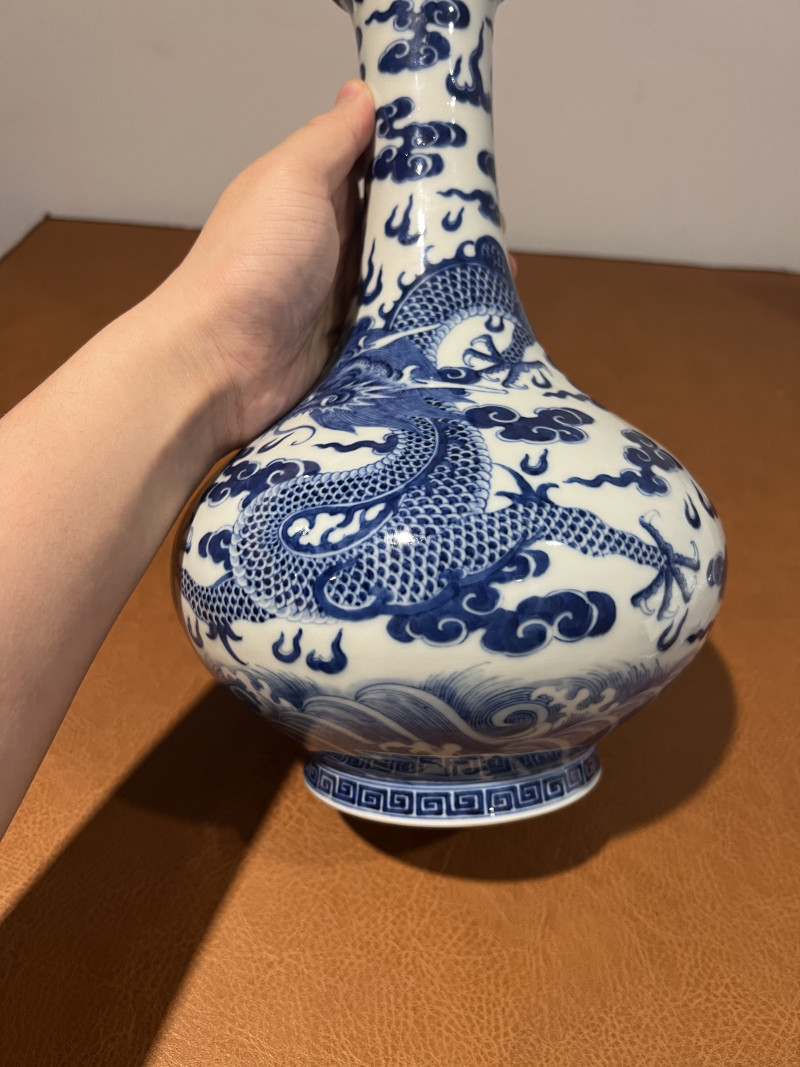 清嘉庆 青花云龙纹撇口瓶 - 图11