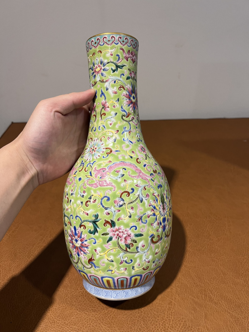 清 粉彩缠枝牡丹卷草龙纹瓶 - 图3