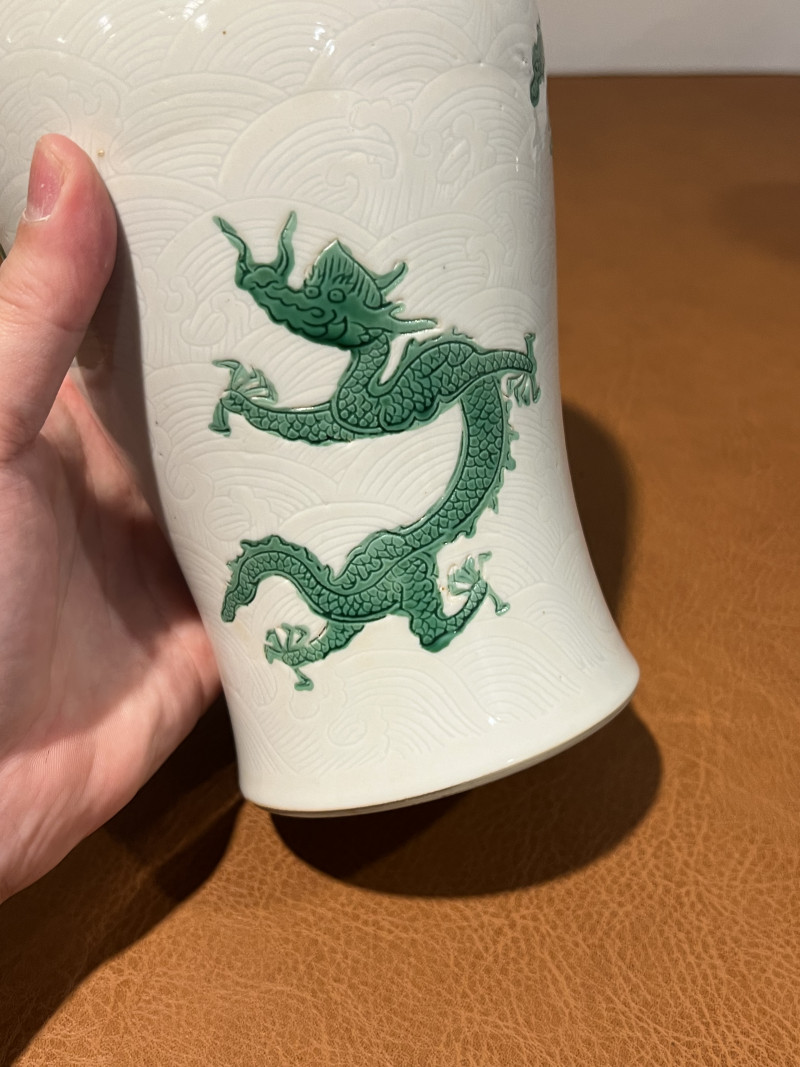 清康熙 白釉绿彩暗刻海水龙纹梅瓶 - 图6