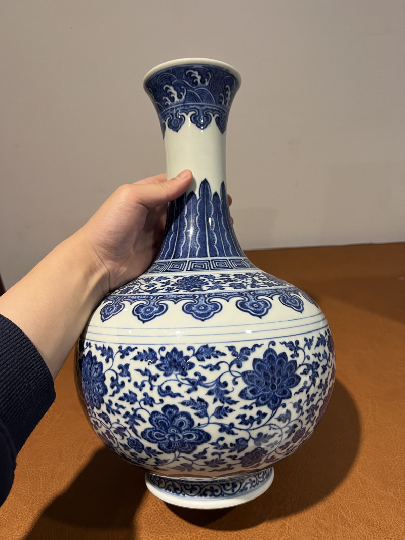 清乾隆 青花缠枝莲纹赏瓶 - 图3