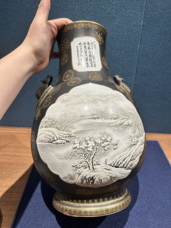 1960～70年作 粉彩雪景山水蝠耳尊 - 图2