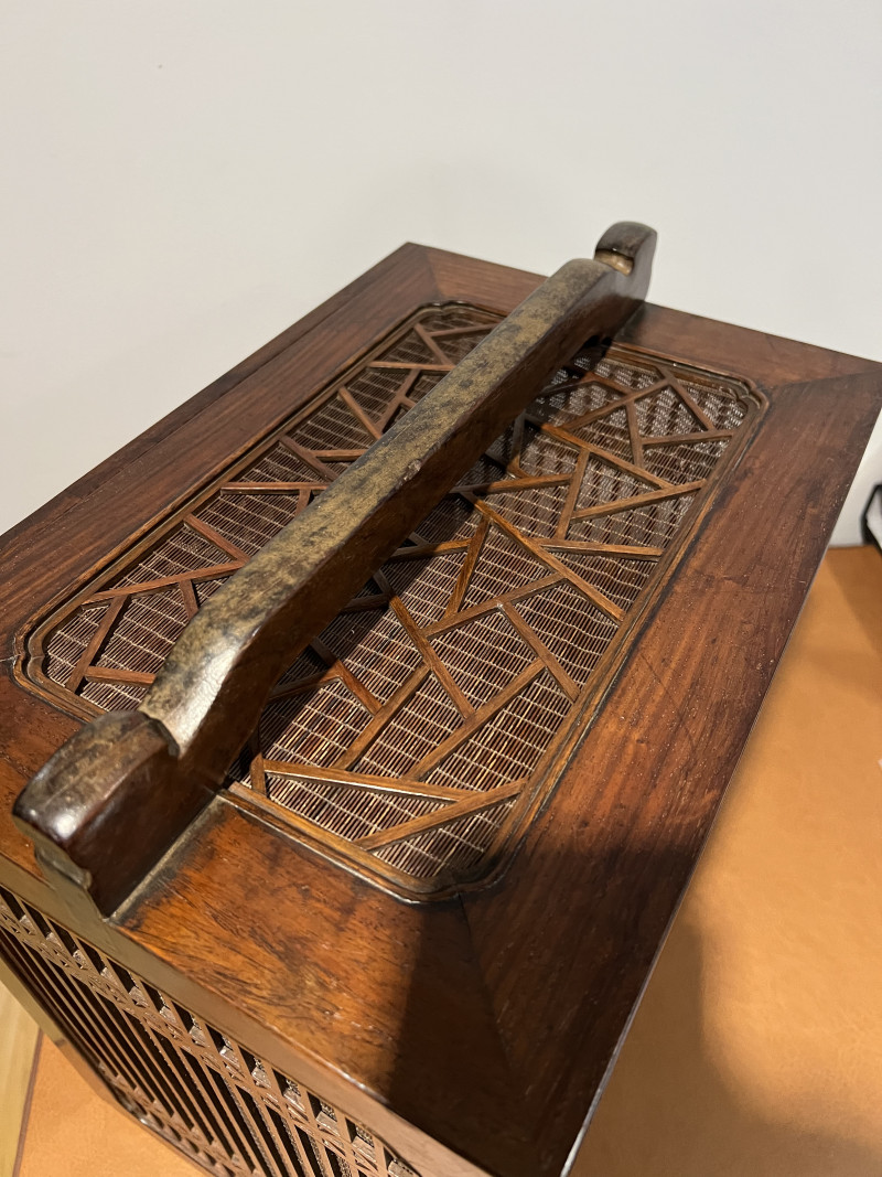 清乾隆 黄花梨透雕锦纹内竹丝茶箱 - 图7