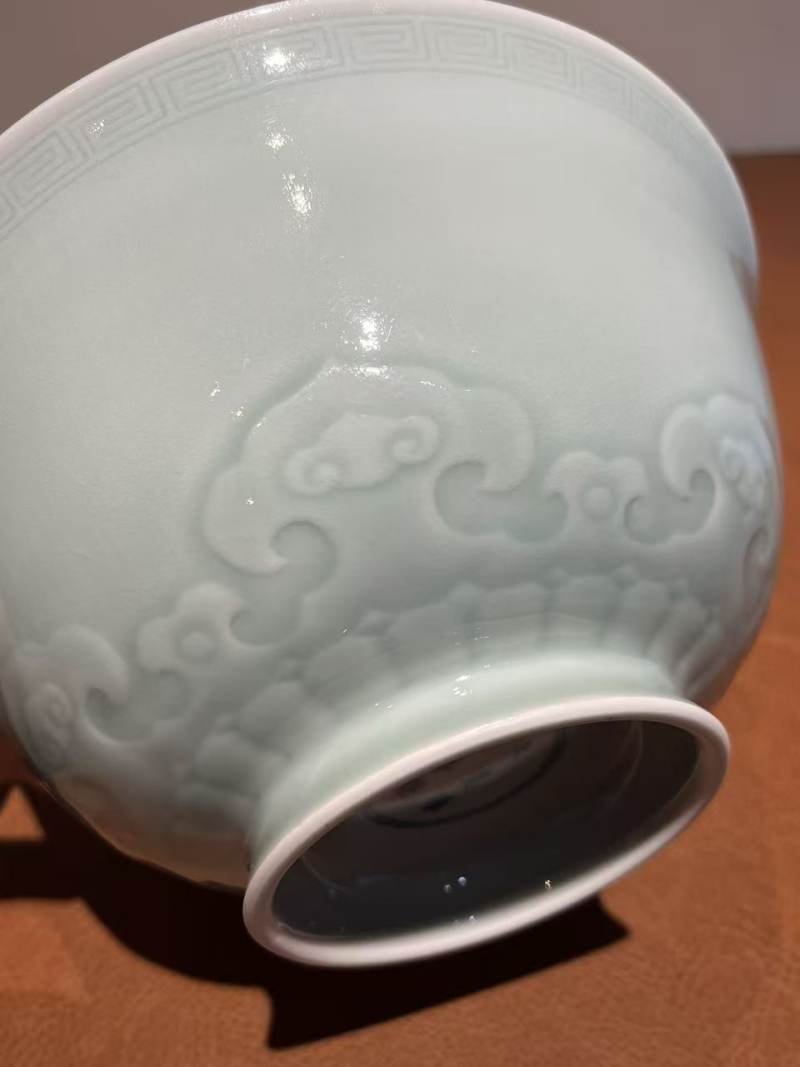清雍正 粉青釉如意纹撇口碗 - 图9