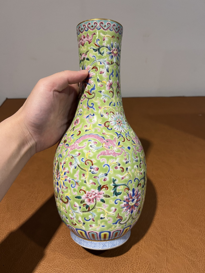 清 粉彩缠枝牡丹卷草龙纹瓶 - 图4