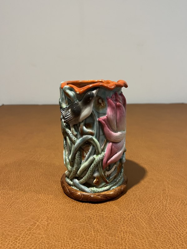 清中期 粉彩浮雕荷塘翠鸟笔筒 - 图2
