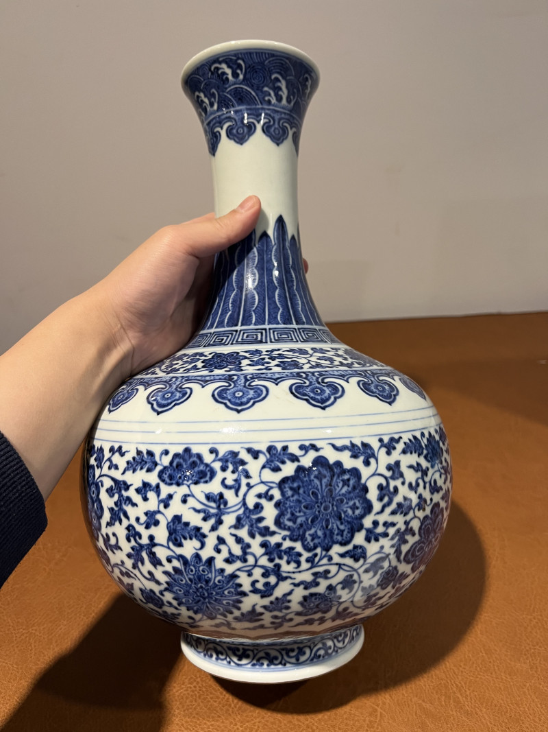清乾隆 青花缠枝莲纹赏瓶 - 图4