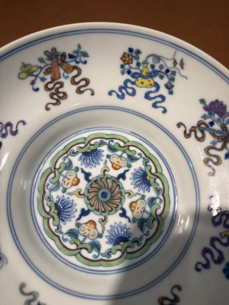 清乾隆 斗彩外缠枝花内八吉祥纹束腰盘 - 图8
