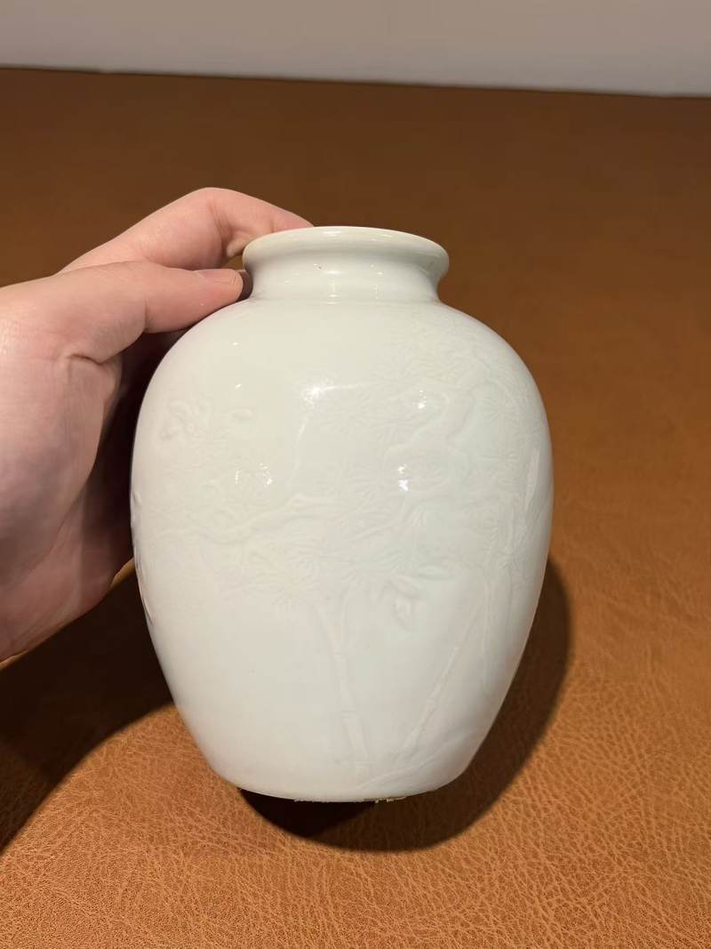 清雍正 白釉划花松竹梅纹太白罐 - 图6