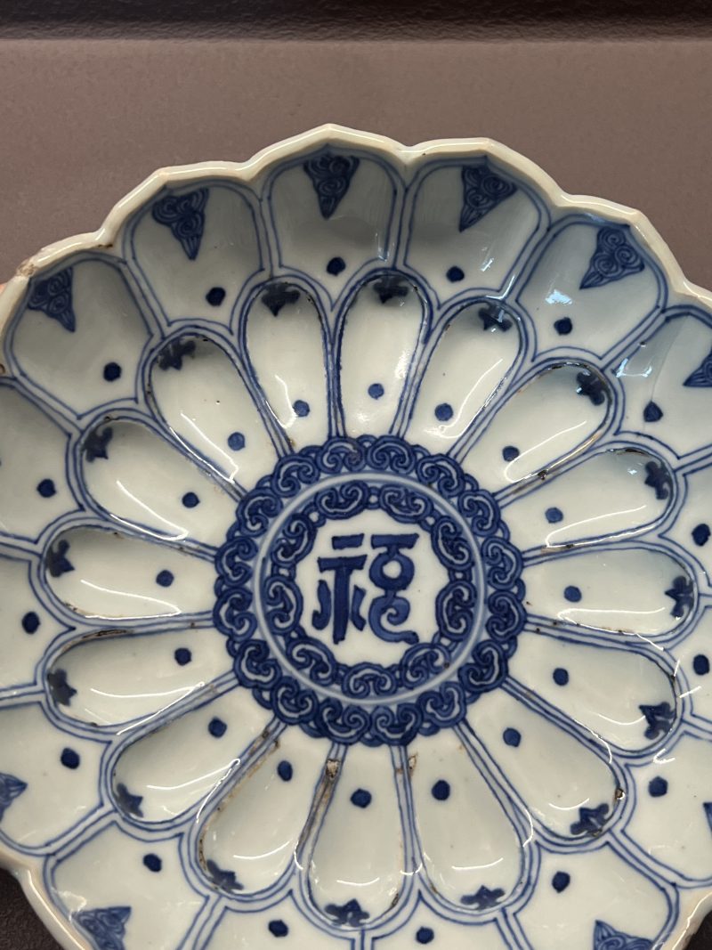 明万历 青花梵文莲瓣纹盘 - 图12