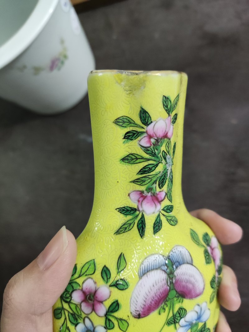 清 黄地轧道花蝶纹壁瓶 - 图3