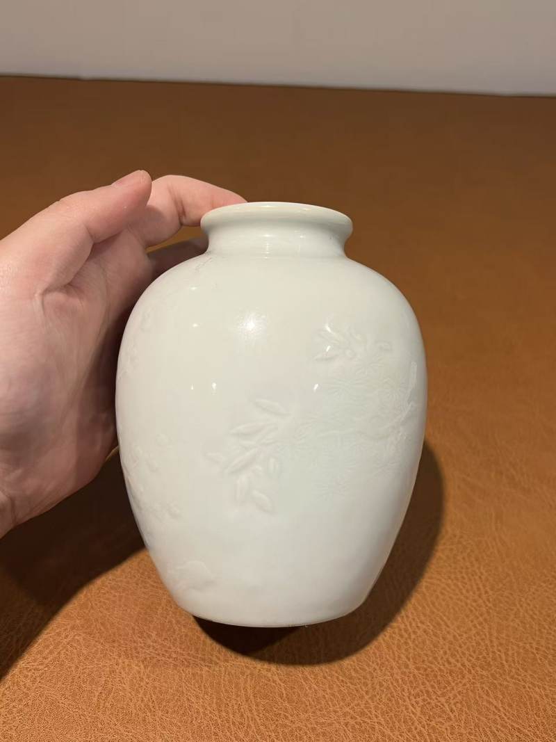 清雍正 白釉划花松竹梅纹太白罐 - 图7