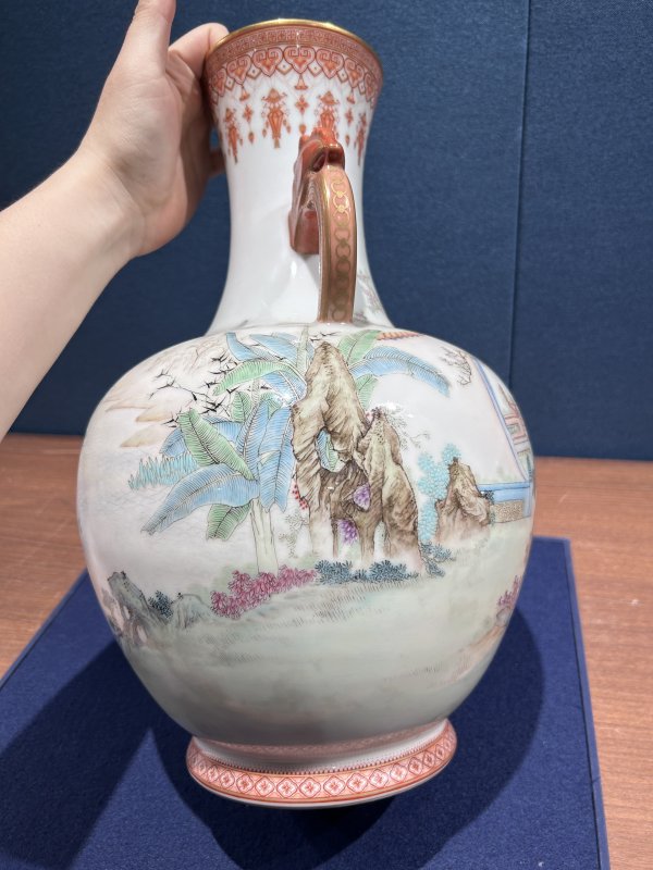 1970年作 粉彩红楼梦人物故事图瓶 - 图8