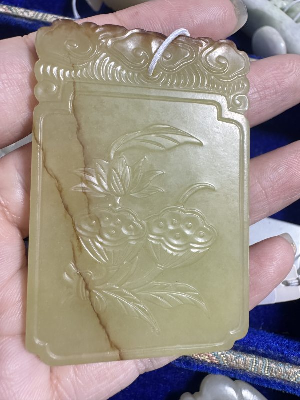 清 黄玉莲荷纹牌 - 图3