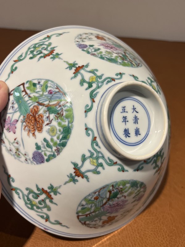 清雍正 斗彩开光四季花卉团蝶纹斗笠碗 - 图3