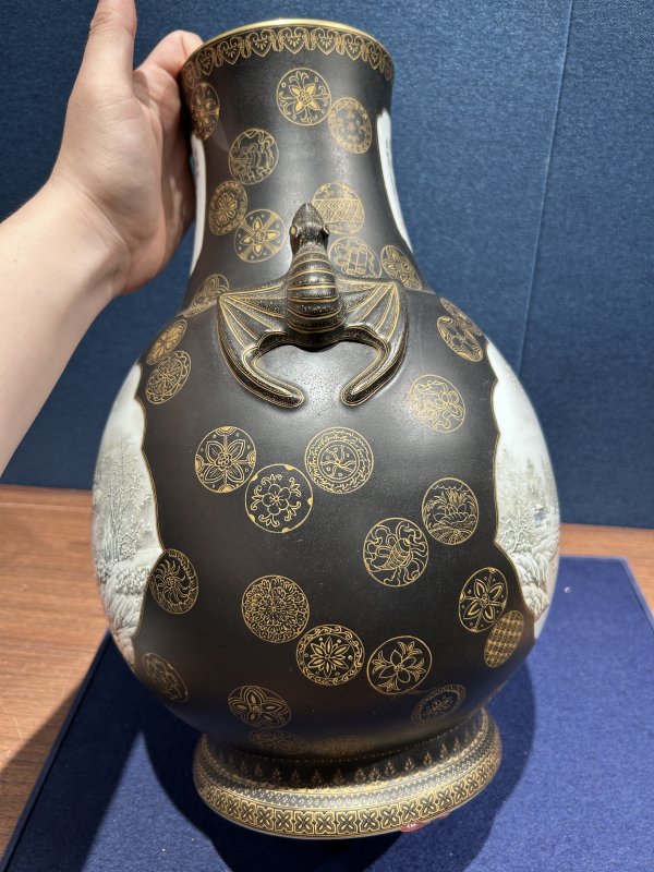 1960～70年作 粉彩雪景山水蝠耳尊 - 图5