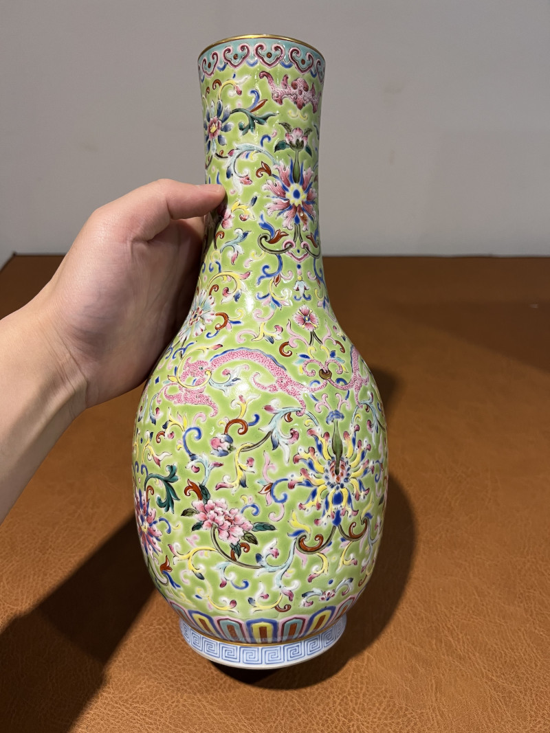 清 粉彩缠枝牡丹卷草龙纹瓶 - 图5