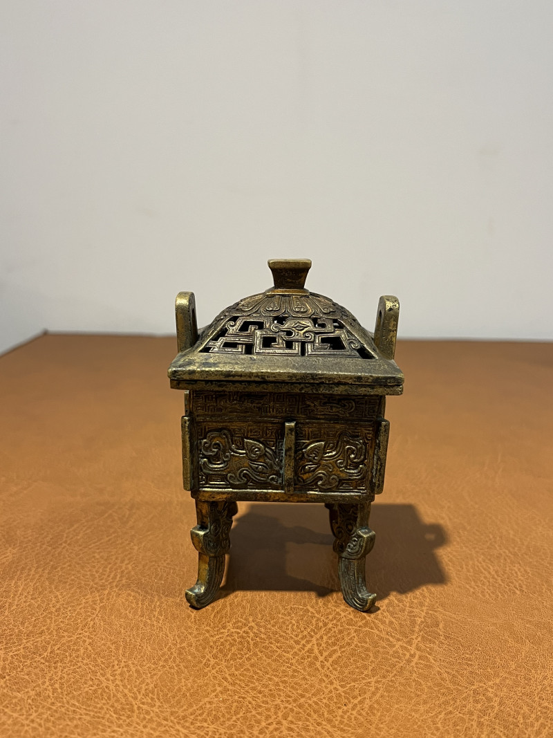 清乾隆 铜鎏金饕餮纹出戟鼎式香薰 - 图2