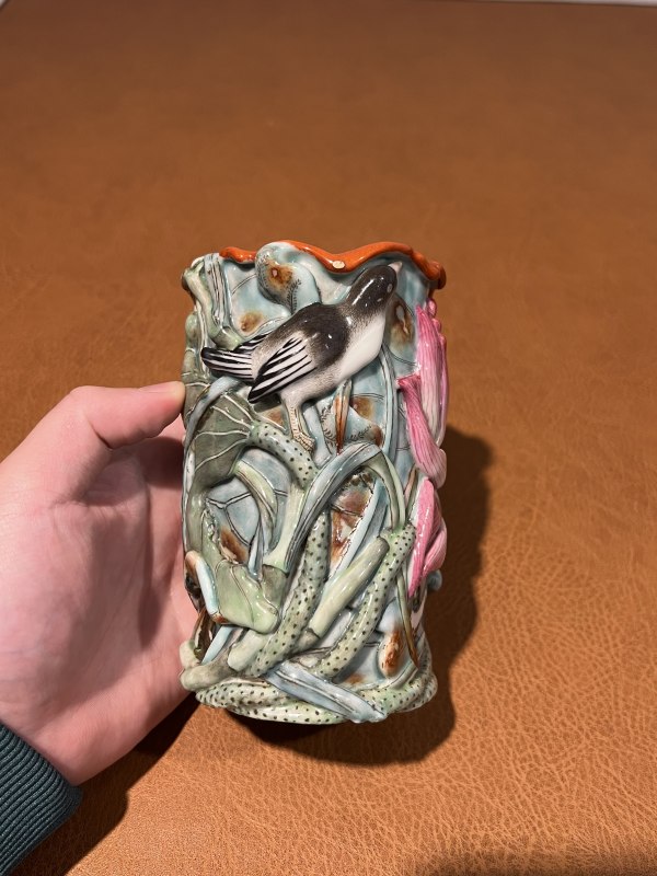 清中期 粉彩浮雕荷塘翠鸟笔筒 - 图3