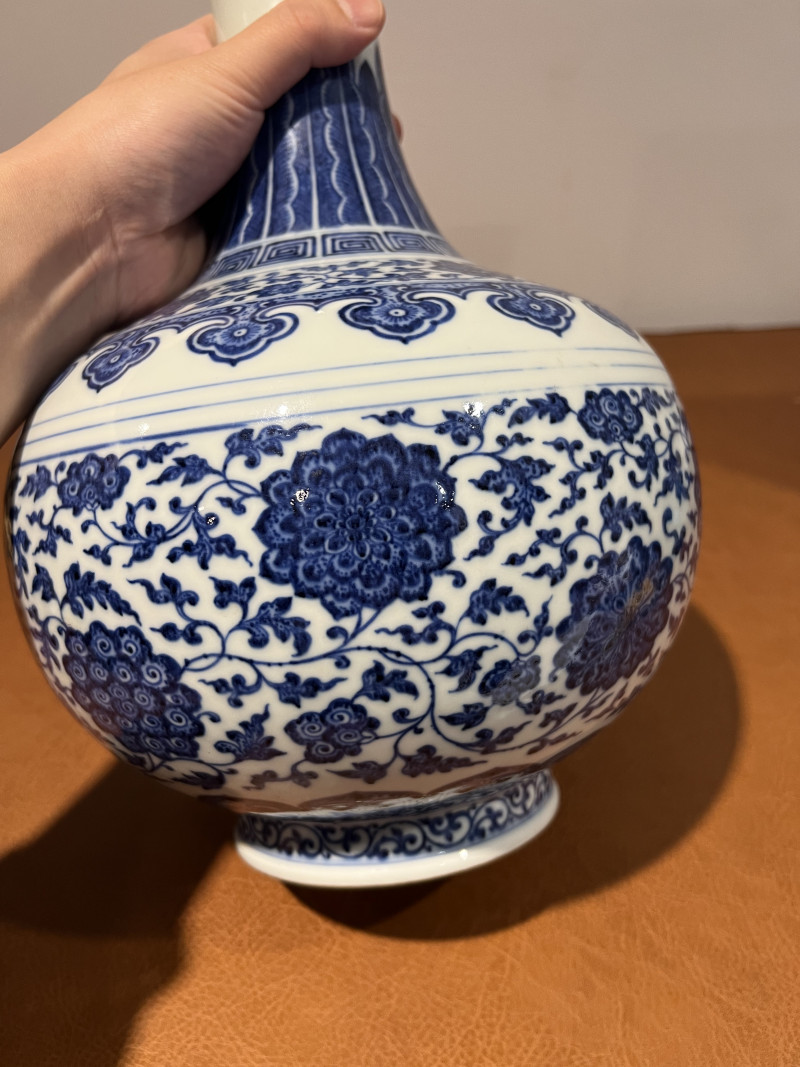清乾隆 青花缠枝莲纹赏瓶 - 图5