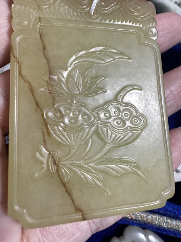 清 黄玉莲荷纹牌 - 图4