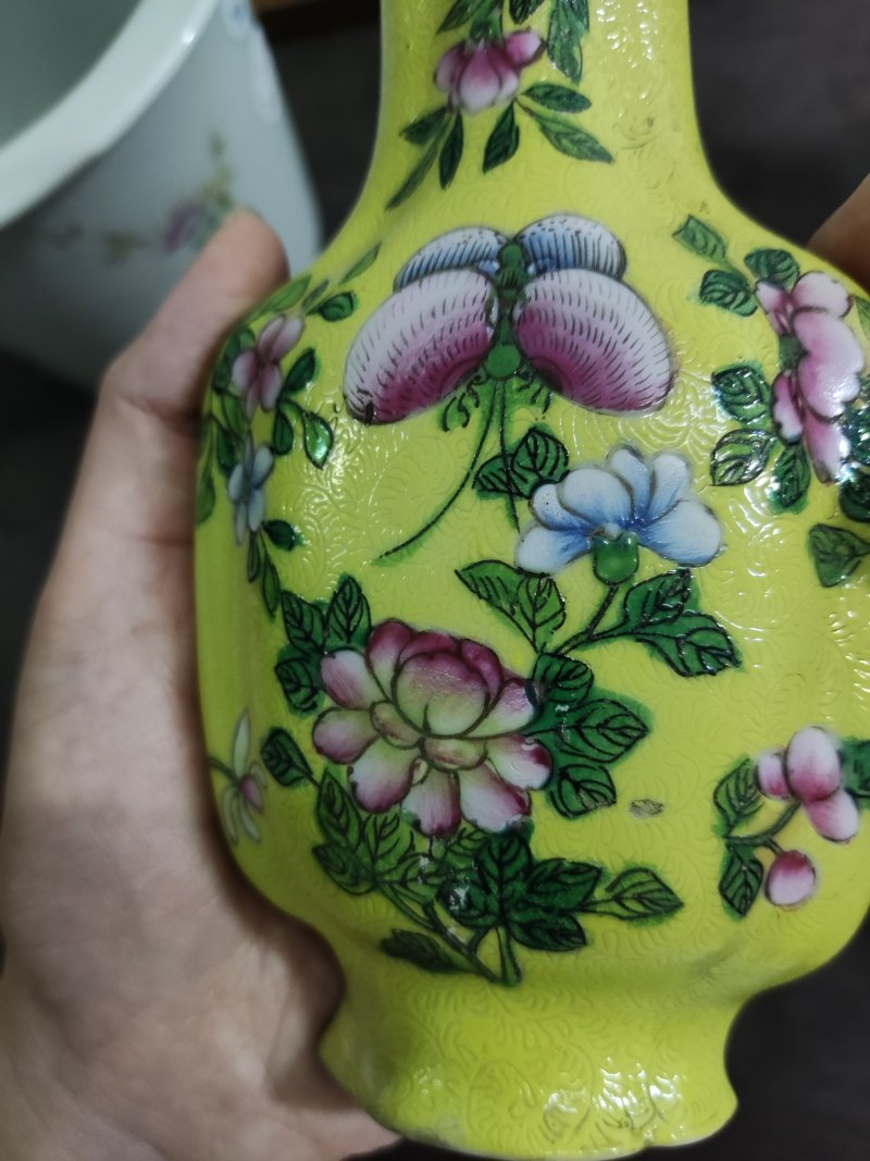 清 黄地轧道花蝶纹壁瓶 - 图4