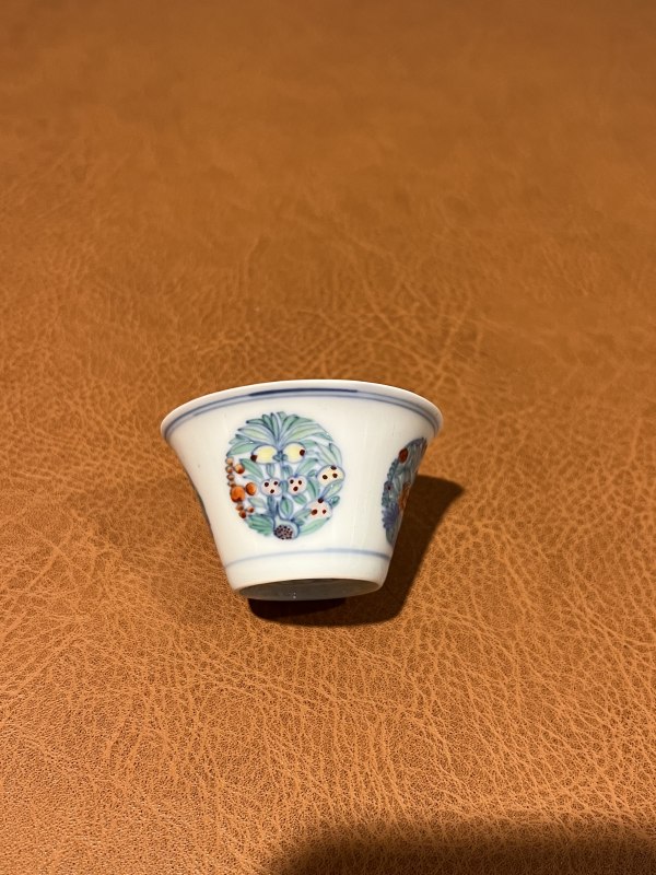 清雍正 斗彩团花纹马蹄杯 - 图2