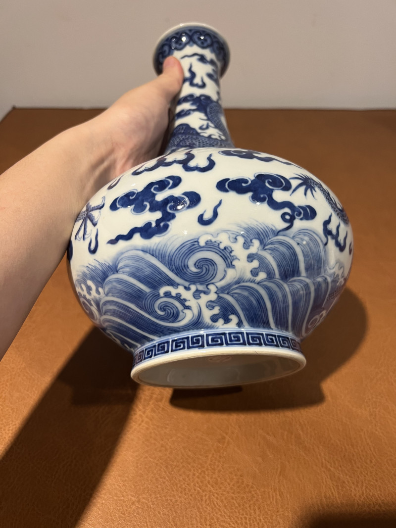 清嘉庆 青花云龙纹撇口瓶 - 图14