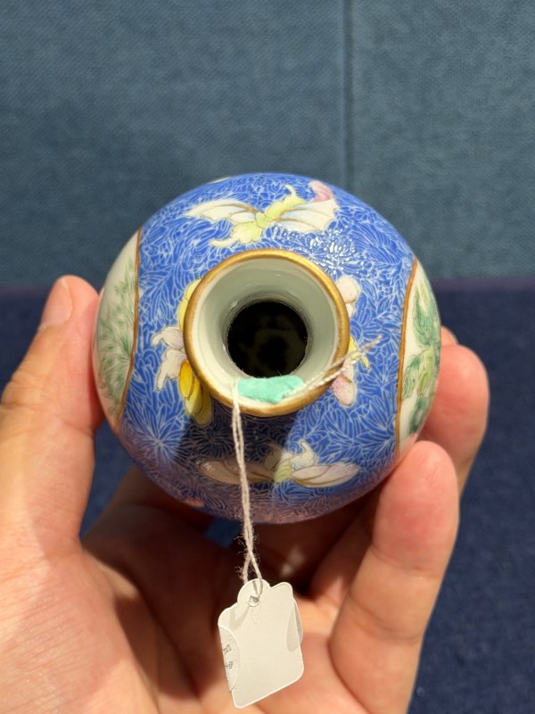 民国 蓝料轧道粉彩开光瓜瓞绵绵纹瓶 - 图8