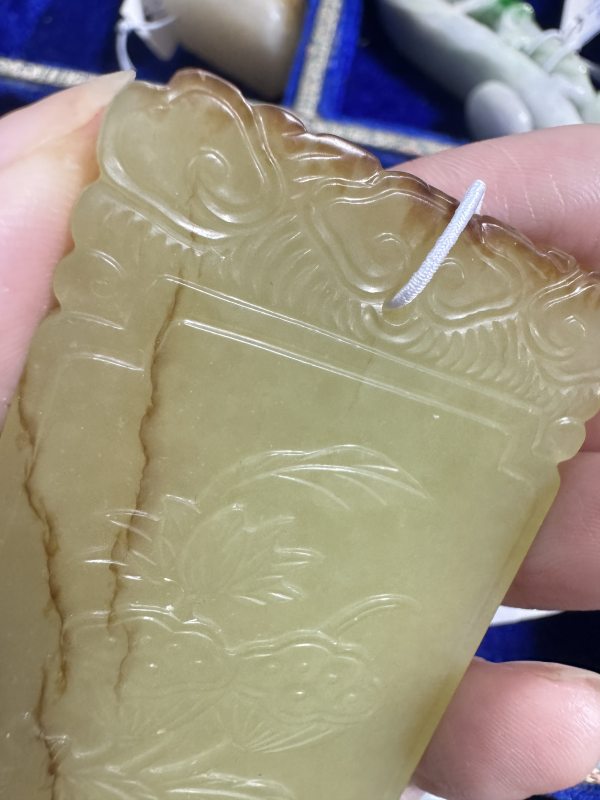 清 黄玉莲荷纹牌 - 图5
