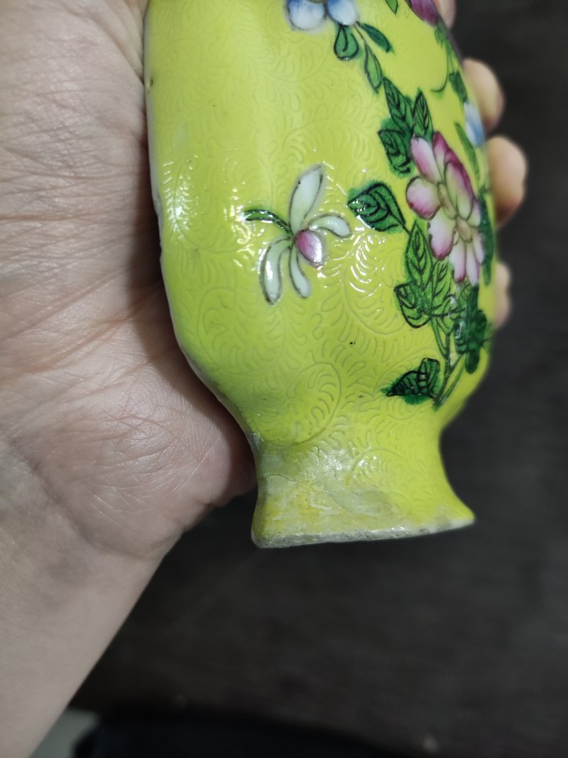 清 黄地轧道花蝶纹壁瓶 - 图5