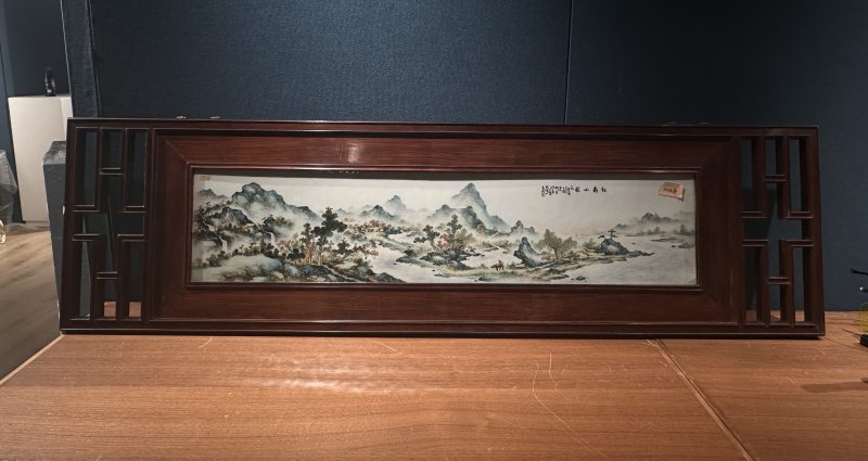 1954年作 汪小亭粉彩红树山庄图横画长条瓷板 - 图2