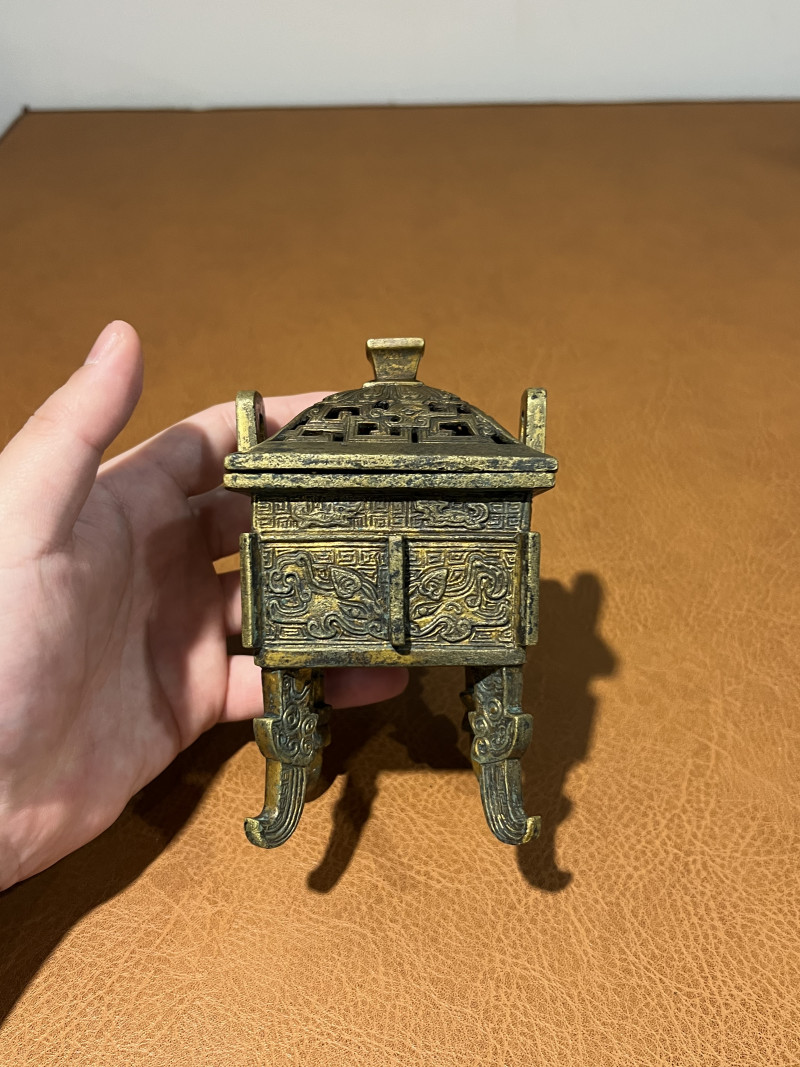 清乾隆 铜鎏金饕餮纹出戟鼎式香薰 - 图3