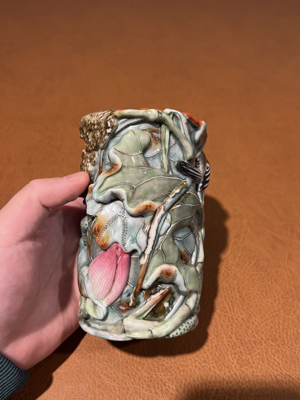 清中期 粉彩浮雕荷塘翠鸟笔筒 - 图4