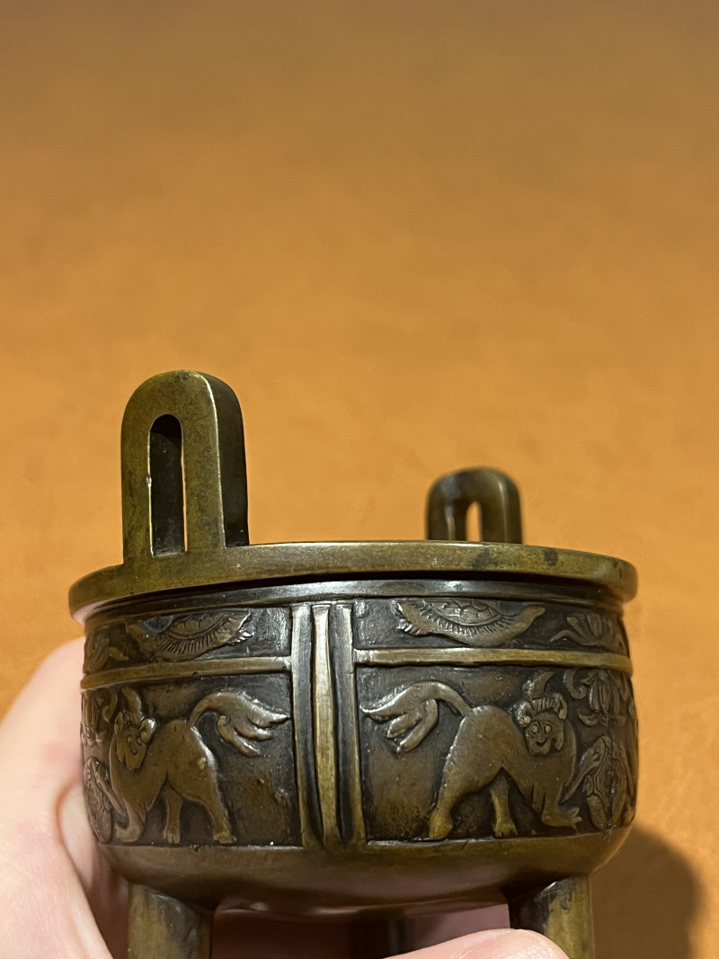 清 铜瑞兽纹三足鼎炉 - 图6